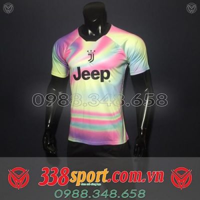 Áo Juventus màu hồng độc lạ