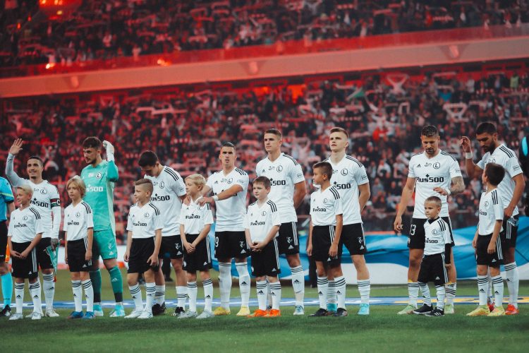 Adidas trình làng áo thi đấu Legia Warszawa 2023 đến fan hâm mộ