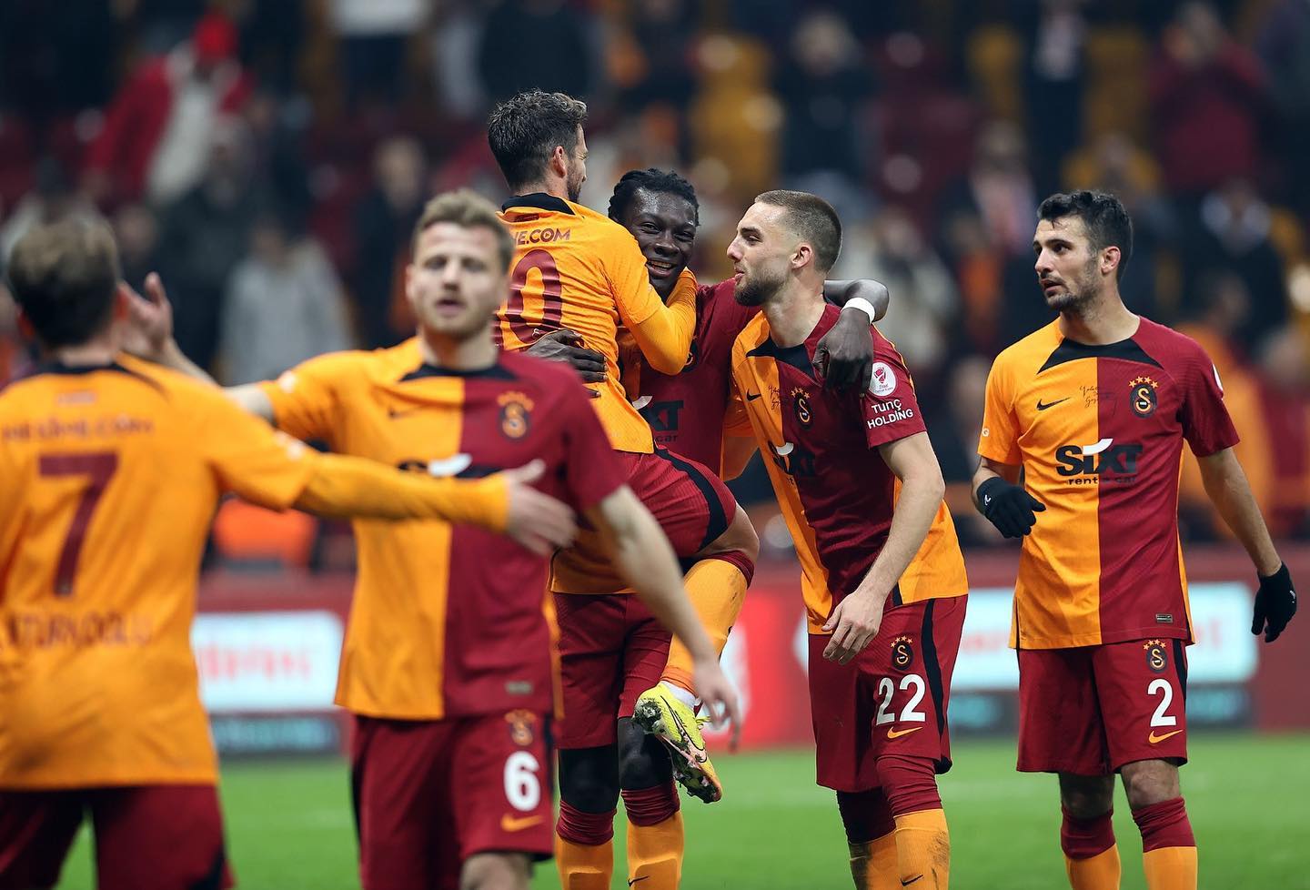 Áo thi đấu Galatasaray 2023 sân nhà