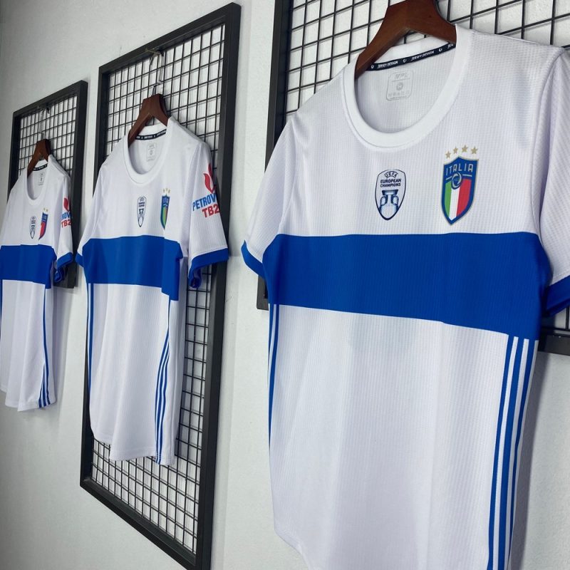Thành phẩm áo bóng đá Italia